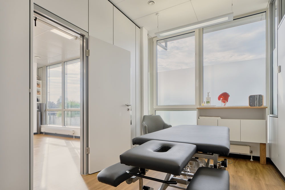 Physiotherapie und Massage Raum mit Blick über Ebersbach